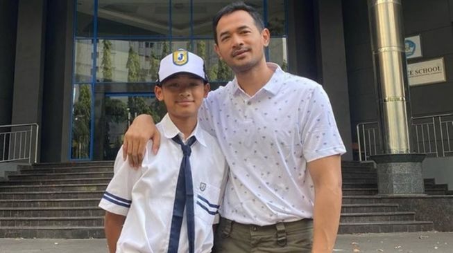 Potret Anak Artis Masuk Sekolah Hari Pertama (Instagram/@oks_antara)