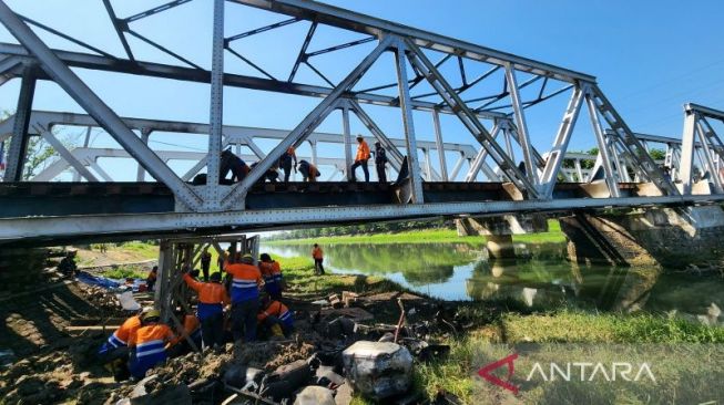 Polrestabes Semarang Dalami Dugaan Truk Tersangkut Rel Sebelum Ditabrak KA Brantas hingga Terbakar