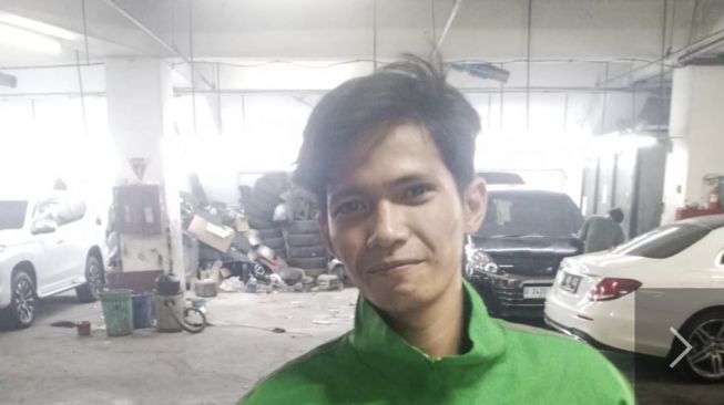 Tampang driver ojol berinisial ML yang diduga membawa kabur laptop milik customer viral di medsos. (tangkapan layar/ist)