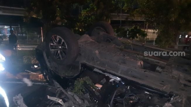 BRAKKK! Toyota Fortuner Kecelakaan Di Exit Tol Plumpang, 3 Penumpang Tewas