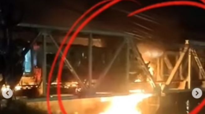 Heroik! Video Detik-detik Masinis Loncat dari Lokomotif Terbakar Usai Kereta Api Tabrak Truk di Semarang