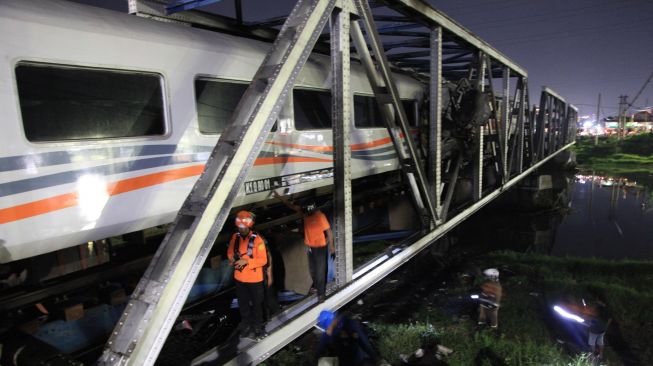 Fakta Tabrakan KA Brantas vs Truk di Semarang: Penumpang Kaget hingga Masinis Selamatkan Diri