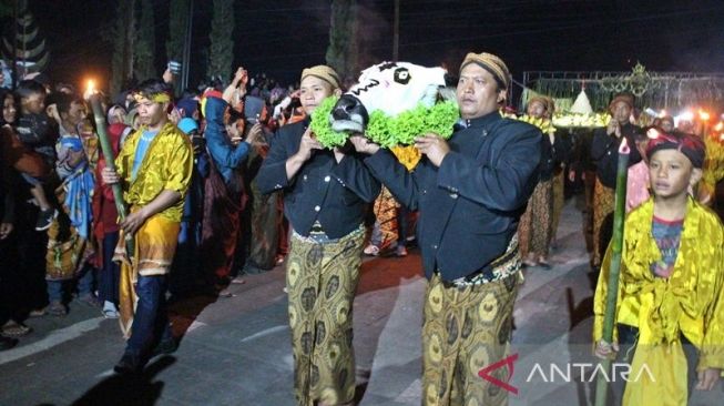 Ritual Sedekah Merapi Malam 1 Suro di Boyolali dengan Proses Labuhan Kepala Kerbau