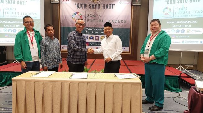 Rektor UIN Sunan Kalijaga Prof. Dr.Phil. Al Makin, S.Ag., M.A. (kanan kedua) dan Ketua Yayasan AHM Ahmad Muhibbuddin (kiri ketiga) melakukan penandatanganan MoU kerja sama program KKN Tematik Satu Hati disaksikan oleh pengurus Yayasan AHM di UIN Sunan Kalijaga (18/7/2023) [PT AHM].