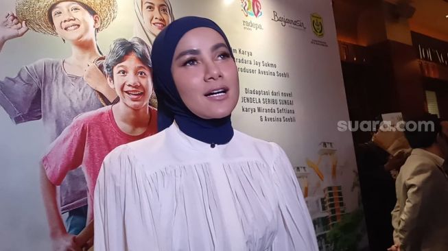 Olla Ramlan pemain di film Jendela Seribu Sungai saat ditemui di Senayan, Jakarta Pusat pada Senin (17/7/2023) [Suara.com/Rena Pangesti]