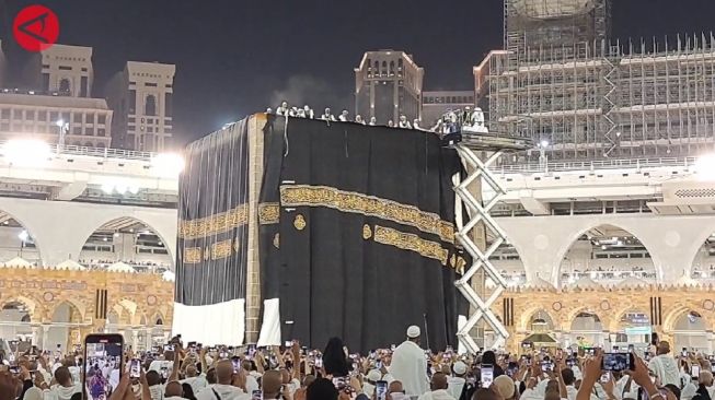 Detik-detik Momen Pergantian Kiswah Ka'bah di Tahun Baru Hijriah