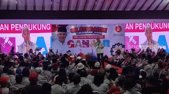 Bakal calon presiden (capres) Ganjar Pranowo saat menghadiri acara relawannya di Wisna Serbaguna, Jakarta Pusat, Rabu (19/7/2023). (Suara.com/Rakha)