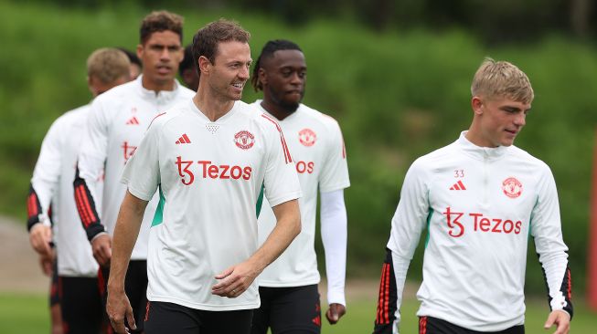 Bek veteran Jonny Evans berlatih bersama skuad Manchester United jelang laga pramusim kontra Lyon. Jonny Evans menandatangani kontrak jangka pendek yang menandai kembalinya sang pemain akademi setelah kurang lebih delapan musim berseragam klub lain. [Twitter/@ManUtd]