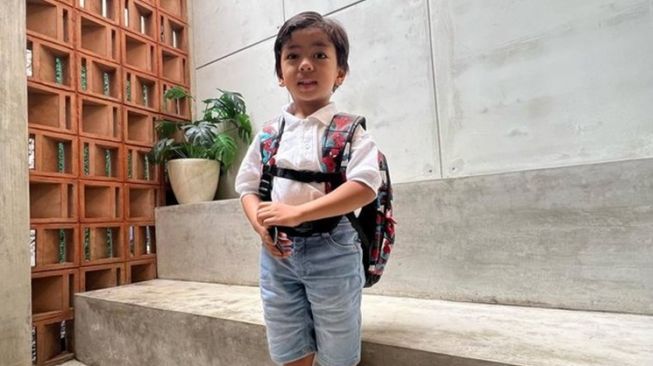 Potret Anak Artis Masuk Sekolah Hari Pertama (Instagram/@tantrisyalindri)