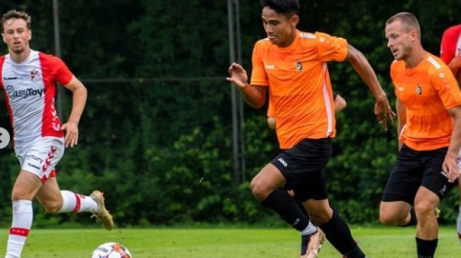 Marselino Ferdinan Pamerkan Sepatu Miliknya Jebol, Efek Cetak Sepasang Gol dan 1 Assist Bersama KMSK Deinze?