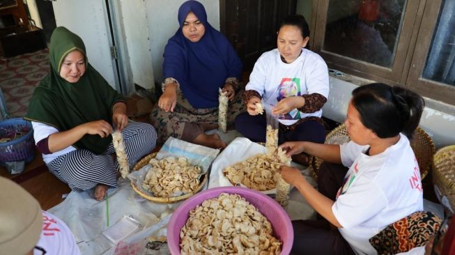 Tingkatkan Ekonomi Warga Lewat Pelatihan Pembuatan Kerupuk Banyu Pindang