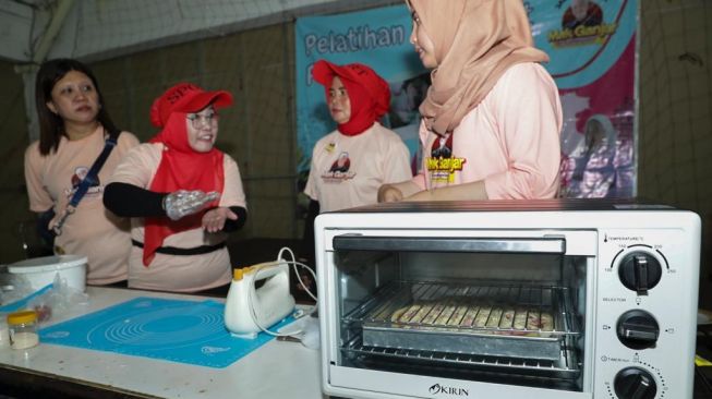 Akselerasi Kemandirian Kaum Ibu Lewat Pelatihan Pembuatan Piza