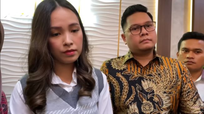 Potret Lady Nayoan usai sidang mediasi dengan Rendy Kjaernett (YouTube/Intens Investigasi)