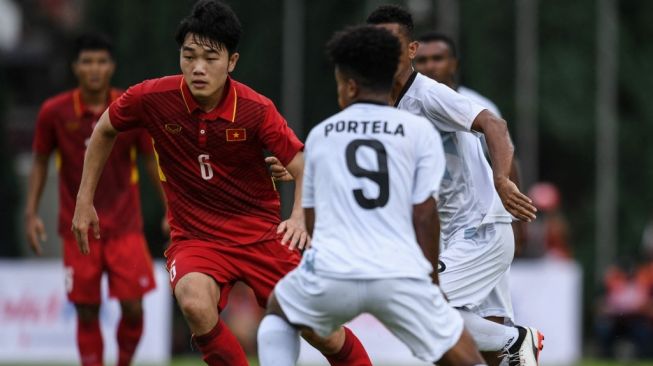 Pemain Vietnam Luong Xuan Truong (Kiri) mengontrol bola melawan pemain Timor Leste selama pertandingan putaran Grup B sepak bola putra di Pesta Olahraga Asia Tenggara (SEA Games) ke-29 di Stadion Selayang, di luar Kuala Lumpur pada 15 Agustus 2017.Mohd RASFAN / AFP.