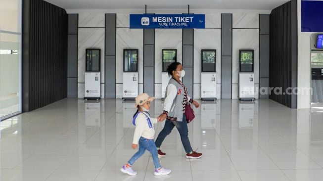 Sejumlah calon penumpang membeli tiket di loket lantai dua Terminal Kampung Rambutan, Jakarta Timur, Kamis (20/7/2023). [Suara.com/Alfian Winanto]
