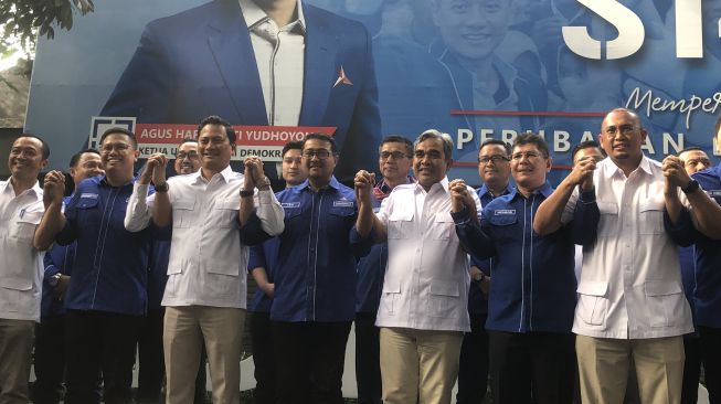 Sejumlah elite dari Partai Demokrat berfoto bersama petinggi Partai Gerindra di Kantor DPP Partai Demokrat pada Kamis (20/7/2023). [Suara.com/Dea]