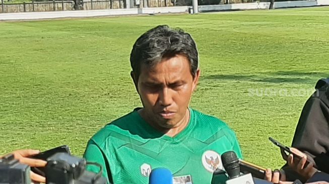 Pelatih Timnas Indonesia U-17 Bima Sakti saat ditemui di Lapangan A Senayan, Jakarta, Kamis (20/7/2023). (Suara.com/Adie Prasetyo Nugraha).