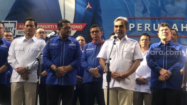 Sekjen Partai Gerindra Ahmad Muzani (kedua dari kanan) seusai elite partainya bicara empat mata di markas DPP Demokrat, Jakarta Pusat. (Suara.com/Dea) 