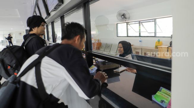 Sejumlah calon penumpang membeli tiket di loket lantai dua Terminal Kampung Rambutan, Jakarta Timur, Kamis (20/7/2023). [Suara.com/Alfian Winanto]
