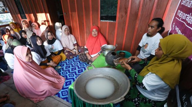 Bantu Ekonomi Keluarga Lewat Pelatihan Pembuatan Gula Aren di Bone