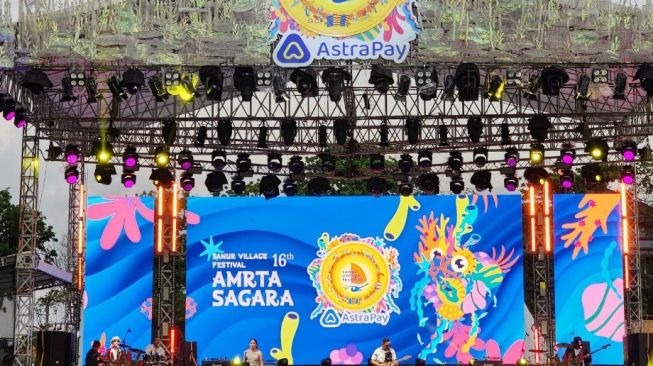 Sesaat sebelum dilaksanakannya Opening Ceremony AstraPay Sanur Village Festival, penampilan Band Lokal Bali turut memeriahkan acara dengan enerjik dan menghibur seluruh pengunjung yang hadir dengan alunan musik khas Bali [AstraPay].