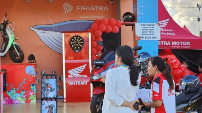 Pengunjung yang ingin mewujudkan impiannya untuk memiliki sepeda motor Honda baru dengan beragam keuntungan di AstraPay Sanur Village Festival 2023 dapat mengunjungi booth sepeda motor Honda di Pantai Matahari Terbit, Sanur, Denpasar, Bali sampai dengan 23 Juli 2023 [FIFGROUP].