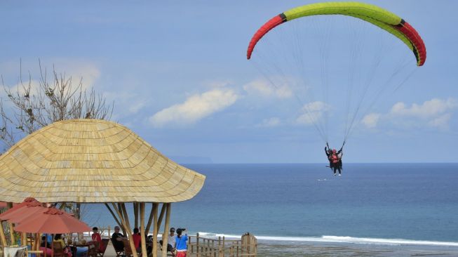 Melayang Terbang Bebas di Udara, Beginilah Keseruan Paragliding di Bali