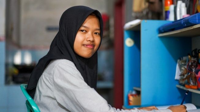 Mengenal Noni Cantika Wiguna, Guru Ngaji di Bandung yang Terima Beasiswa UKT 0 dari UGM