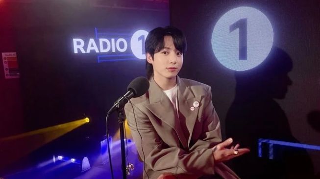 Pertama Kalinya Seven Dibawakan Jungkook BTS secara Live di Radio Inggris, BBC