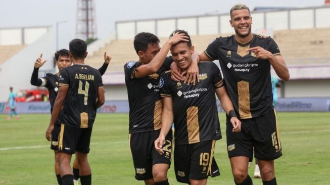 Pesepak bola Dewa United Egy Maulana (kedua kanan) bersama rekannya melakukan selebrasi usai mencetak gol ke gawang Madura United pada lanjutan BRI Liga 1 di Stadion Indomilk Arena, Tangerang, Banten, Kamis (2/2/2023). ANTARA FOTO/Fauzan/foc.