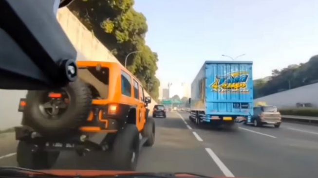 Viral Jeep Rubicon Ugal-ugalan di Jalan Hingga Serempet Mobil Lain di Exit Tol Mampang, Polisi Turun Tangan