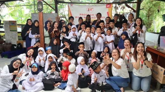 Sebarkan Semangat Baca, WARI Berbagi Buku Kepada Anak-Anak Kurang Beruntung