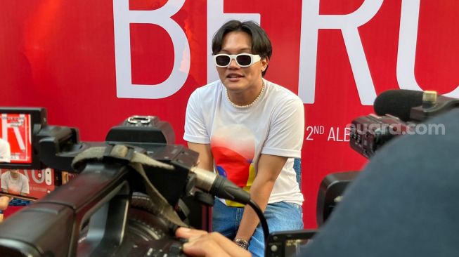 Rizky Febian di acara rilis album Berona di kawasan SCBD, Jakarta Selatan, Jumat (21/7/2023). [Adiyoga Priyambodo/Suara.com]