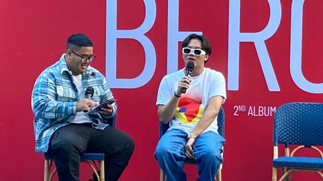 Rizky Febian di acara rilis album terbarunya berjudul Berona di kawasan SCBD, Jakarta Selatan, Jumat (21/7/2023). [Adiyoga Priyambodo/Suara.com]