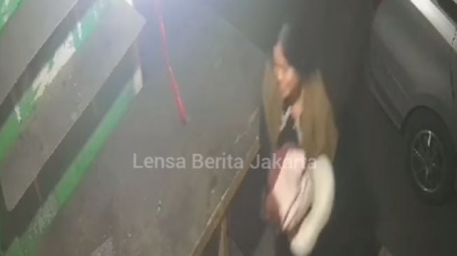 Tega! Wanita Muda Santai Buang Bayi di Meja Pedagang Pasar, Netizen Murka: Lebih Biadab dari Binatang!