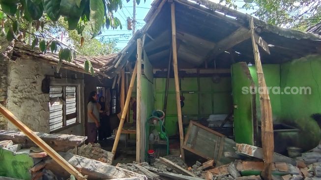 Brakkkk! Rumah Widayat Roboh Dampak Getaran Pemasangan Paku Bumi Proyek Rel Layang Joglo