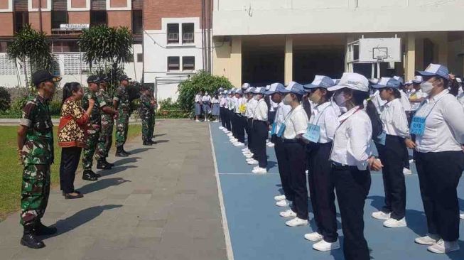 Begini Cara Babinsa Klojen Perkuat Nasionalisme SMK Corjesu Malang