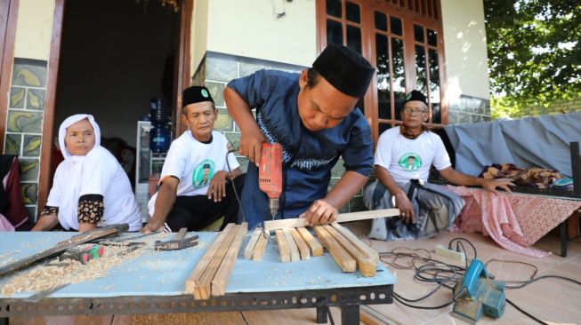 Industri Furnitur Berkembang Pesat, Masyarakat di Tuban Dilatih untuk Memanfaatkan Limbah Kayu Jati