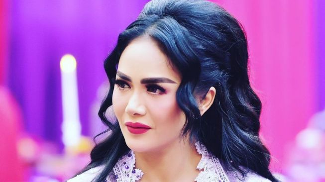 Krisdayanti Tak Menutup Aurat Saat Masuk Masjid, Bagaimana Hukumnya dalam Islam?