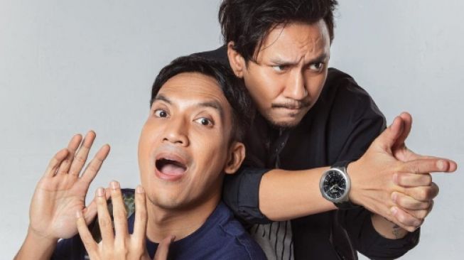 Potret Vincent dan Desta Jadi Cover Majalah (Instagram/@vincentrompies)