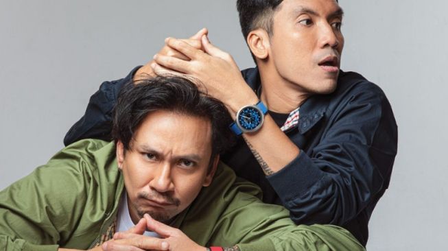 Potret Vincent dan Desta Jadi Cover Majalah (herworld.co.id)