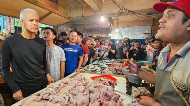 Didampingi Gibran Blusukan di Pasar Citeureup Bogor, Ganjar Dapat Keluhan Harga Ayam Naik