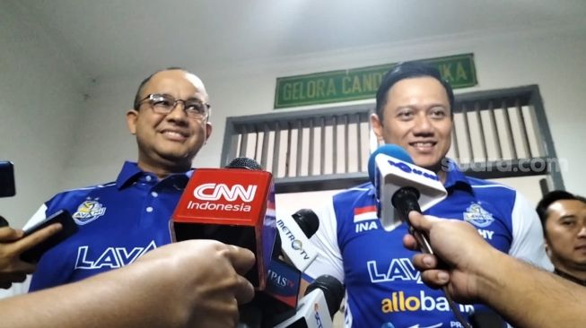 Bakal calon presiden Anies Baswedan menonton pertandingan Voli SEA V League antara timnas Indonesia dan Vietnam bersama SBY dan AHY di Padepokan Voli Jenderal Polisi Kunarto, Babakan Madang, Sentul, Bogor, Jawa Barat, Sabtu (22/7/2023). (Suara.com/Dea)