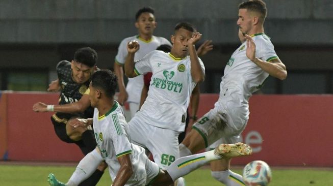 Pesepak bola Bhayangkara Presisi Indonesia Fc Dendy Sulistyawan (kiri) melakukan tendangan yang dihadang tiga pesepak bola Persikabo 1973 pada lanjutan Liga 1 di Stadion Patriot Chandrabhaga, Bekasi, Jawa Barat, Sabtu (22/7/2023). ANTARA FOTO/ Fakhri Hermansyah/Spt.