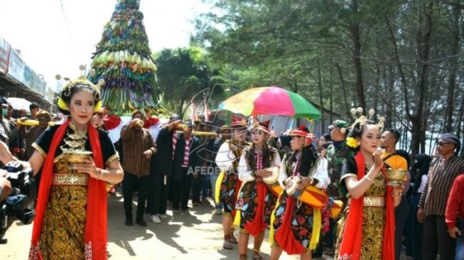 Grebek Suro Ditunda, Dana Dialihkan Pembersihan Sampah Menumpuk