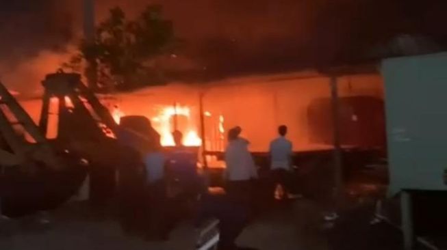 Gudang Workshop Perusahaan Plywood di Banjarmasin Terbakar