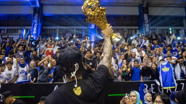 Pebasket Prawira Harum Bandung Brandone Francis menunjukan tropi kepada pendukungnya seusai Final Indonesia Basket League (IBL) 2023 di GOR C-Tra Arena, Bandung, Jawa Barat, Sabtu (22/7/2023). [ANTARA FOTO/M Agung Rajasa]