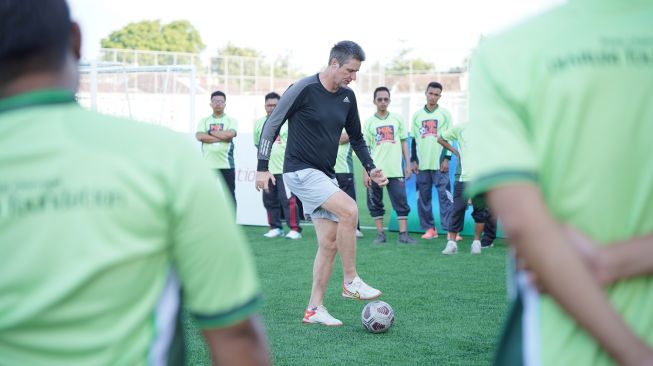 Timo Scheunemann yang merupakan pelatih berlisensi UEFA A tersebut berbagi pangalaman dan materi diantaranya seputar penguasaan bola atau ball mastery, dribbling, passing, taktik menyerang dan bertahan, hingga program latihan sesuai standar Sekolah Sepak Bola (SSB) di Supersoccer Arena, Rendeng, Kudus, Jawa Tengah. [Djarum Foundation]