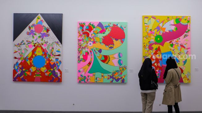 Pengunjung mengamati karya seni rupa karya Daniel Kho dalam pameran yang bertajuk Castaneda Factor di Galeri Jagad, Menteng, Jakarta, Minggu (23/7/2023). [Suara.com/Alfian Winanto]
