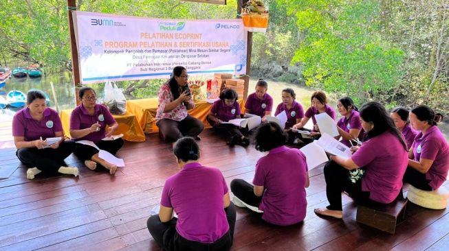 Masyarakat Pesisir Denpasar Diberi Pelatihan Ecoprint agar Mampu Kelola Limbah Jadi Produk Bernilai Ekonomis